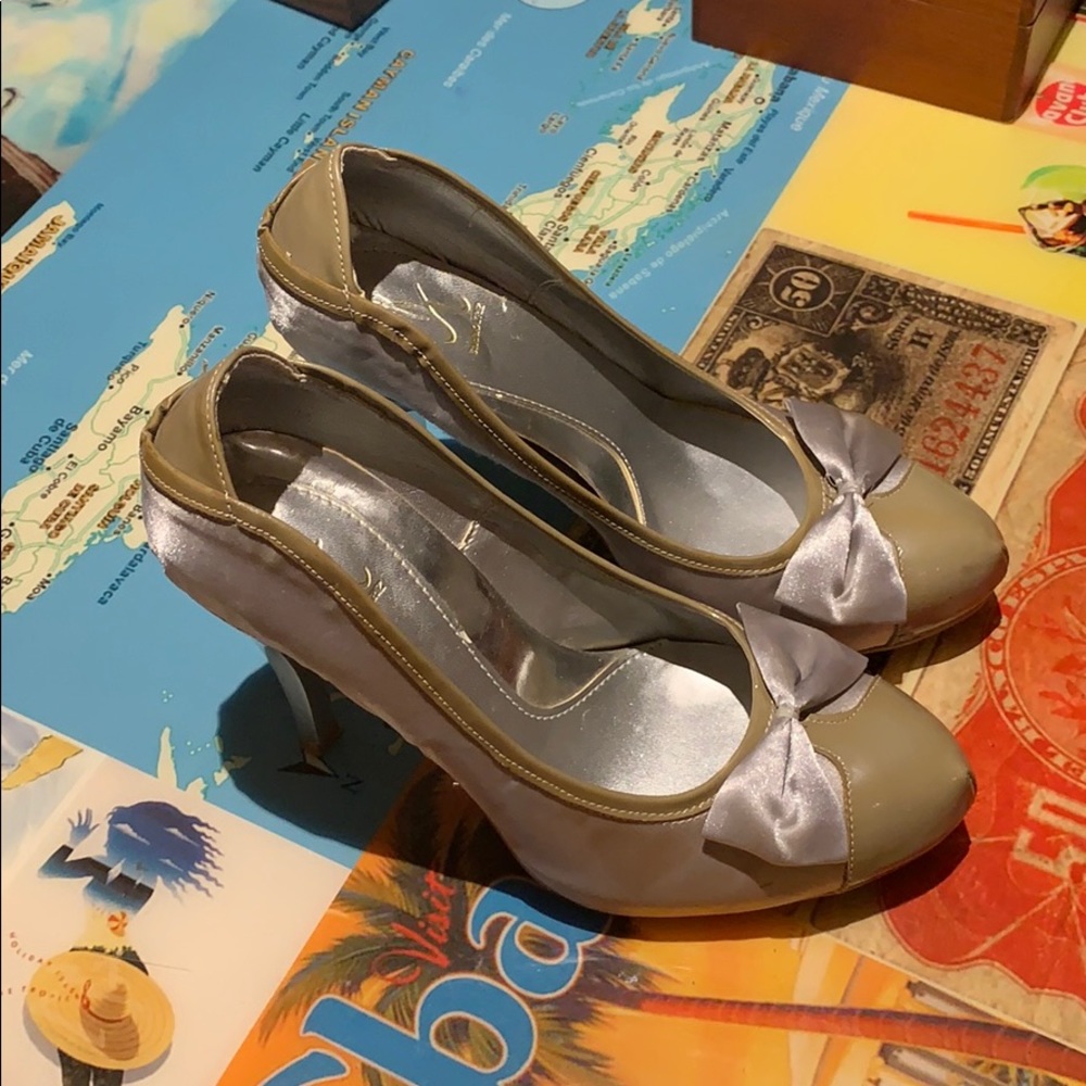 Gray pumps with bow by Studio Katriz